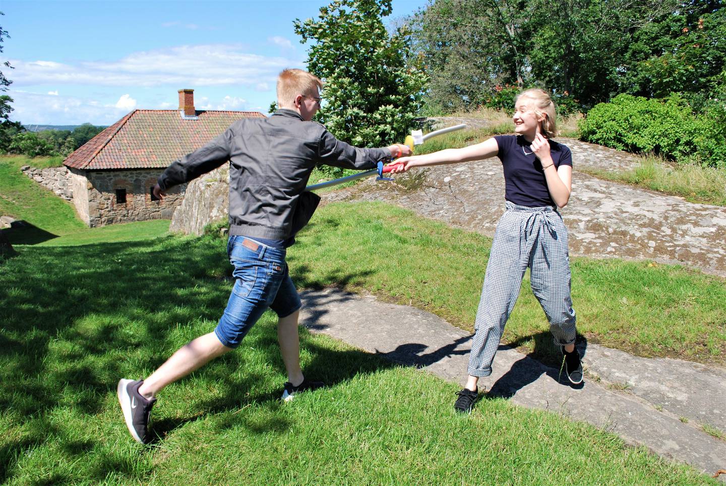Aktivitetslederne Sturla Storemyr (18) og Aurora Pettersen (16) i en vennskapelig fekteduell.