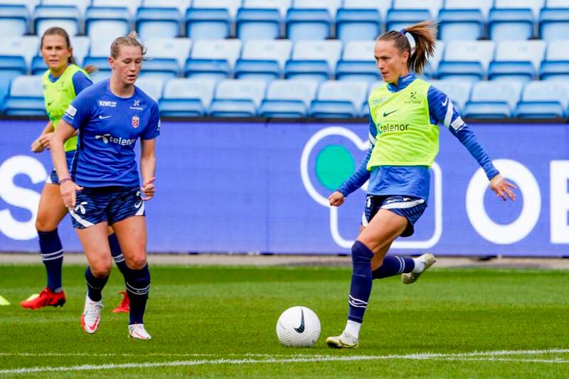 Elisabeth Terland og Caroline Graham Hansen i aksjon på onsdagens trening på Ullevaal stadion.