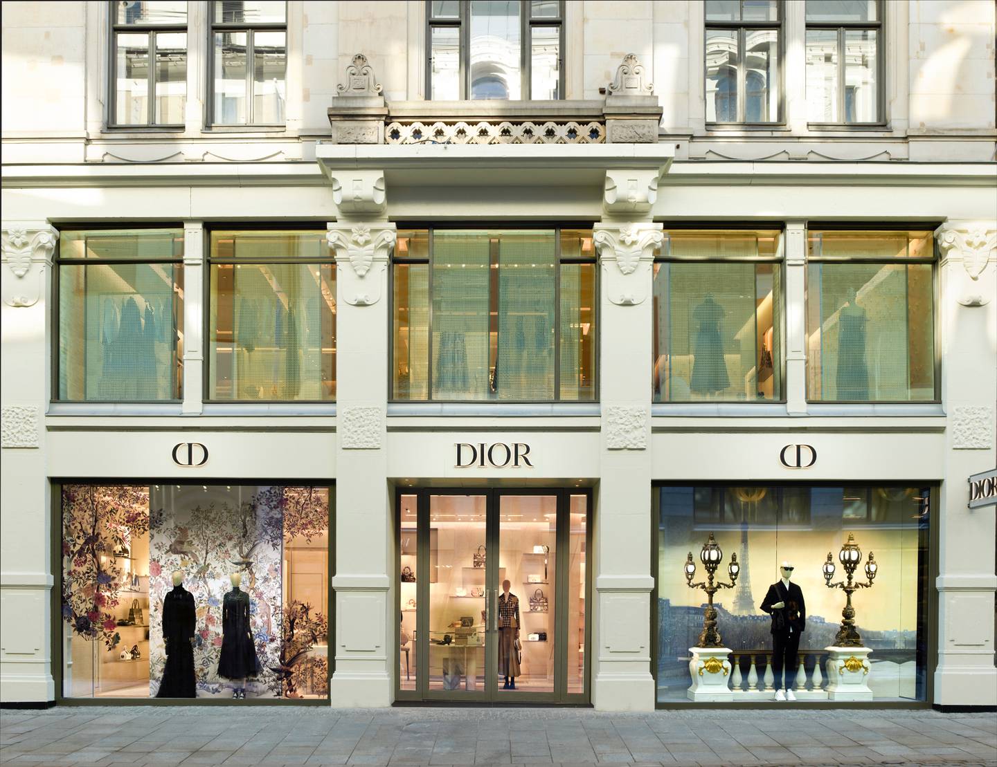 Diors butikk i Oslo har en jevn strøm av kunder til tross for økonomiske nedgangstider.