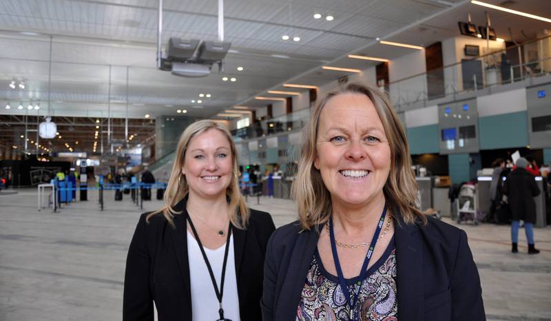 FORNØYDE: Flyplassdirektør Charlotte Ljunggren (til høyre) og kommunikasjonsrådgiver Josabeth Sahlénius på Landvetter.