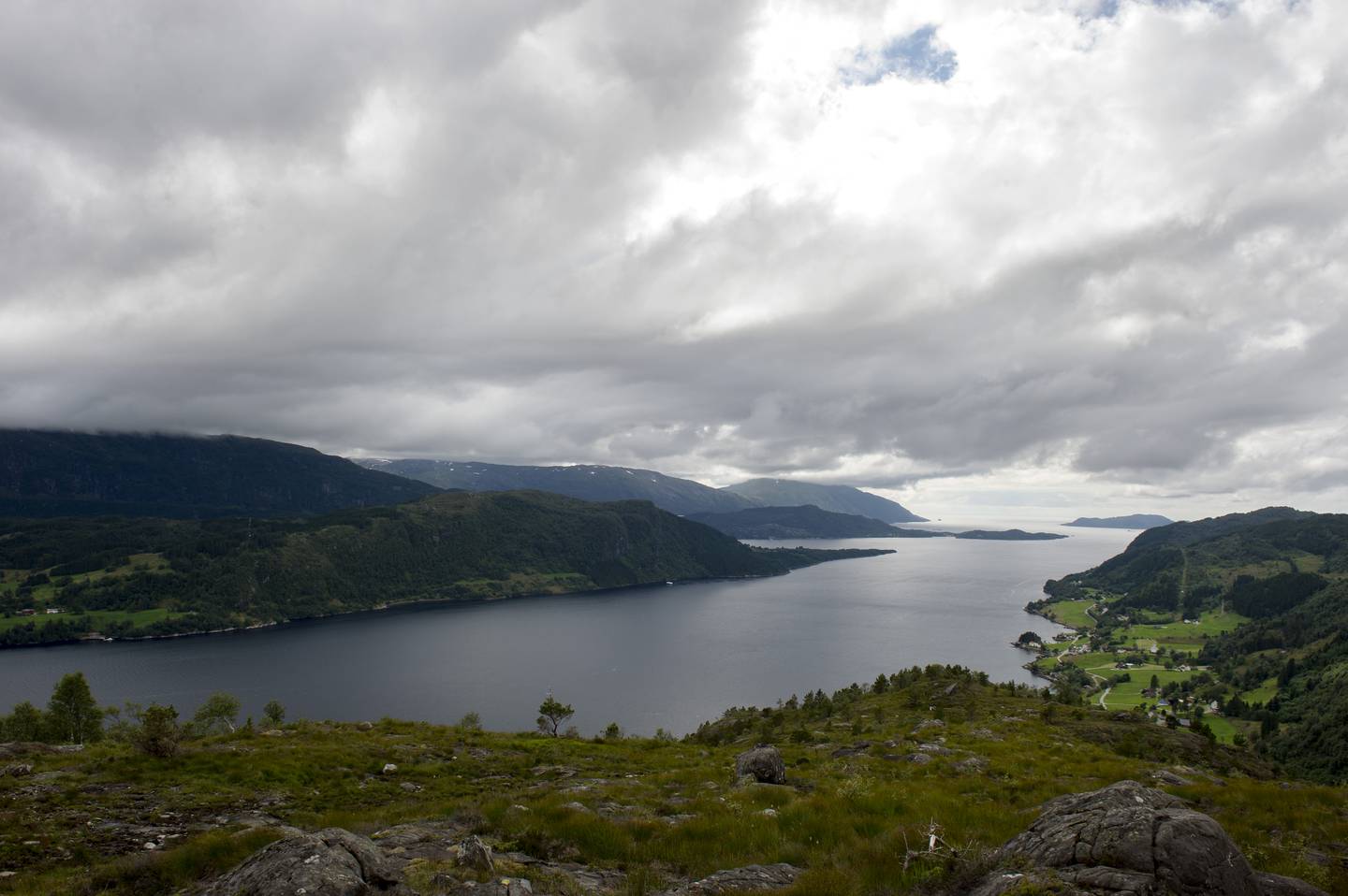 Førdefjorden i Vestland er om lag 40 kilometer lang, og er dermed en liten fjord i norsk sammenheng. Bildet er tatt fra Engebøfjellet hvor den planlagte gruvedriften skal finne sted.