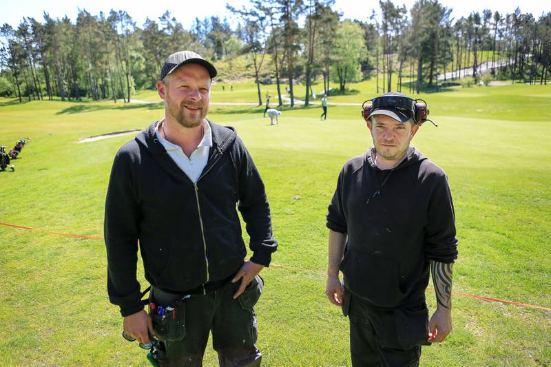 Greenkeeper Frode Jørmeland og kollega Kenneth Tennfjord har funnet avføring og toalettpapir i både golfhull og langs stien.