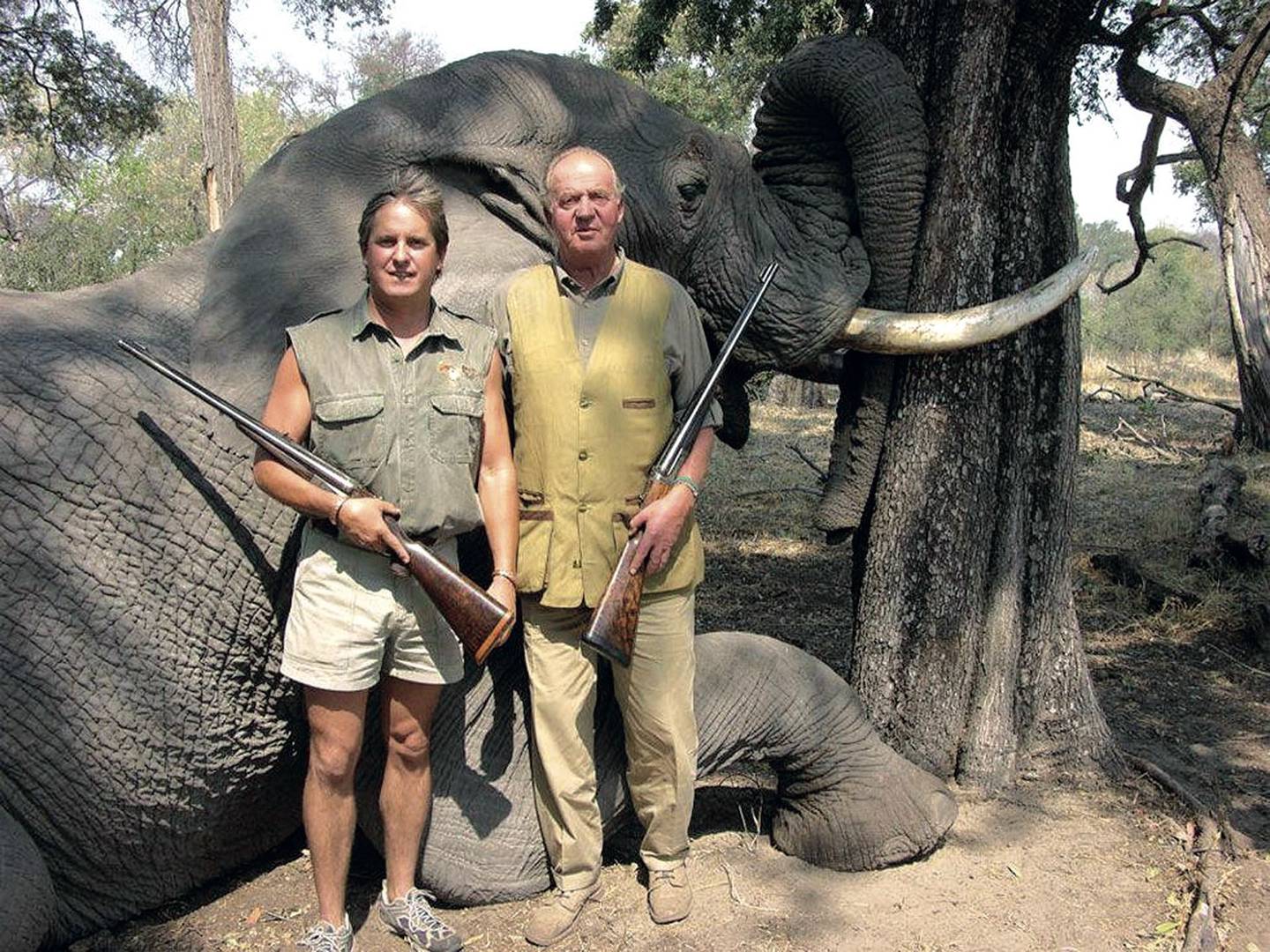 Bildet av kong Juan Carlos (til høyre) poserende foran en død elefant som ble skutt under en jakttur til Botswana i 2012, skapte kontroverser i hjemlandet.