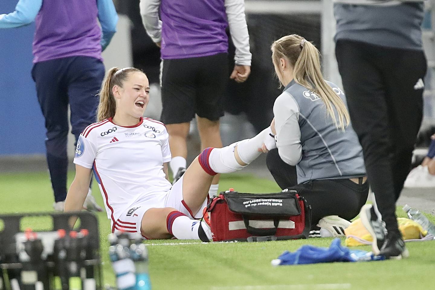 Janni Thomsen måtte ut med skade like før halvtimen var spilt mot Minsk, og da måtte Elise Thorsnes trø til som stopper.