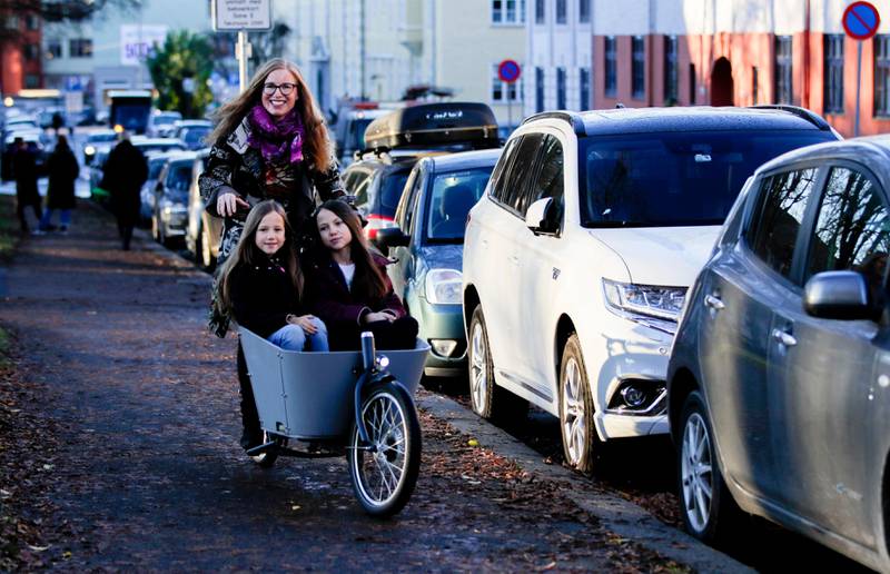 ØKONOMISK: Anne Linn Kumano-Ensby transporterer de to døtrene med en elektrisk kassesykkel framfor bil. Det gir mer penger til overs til sparing hver måned.
Foto: Vidar Ruud / NTB 
