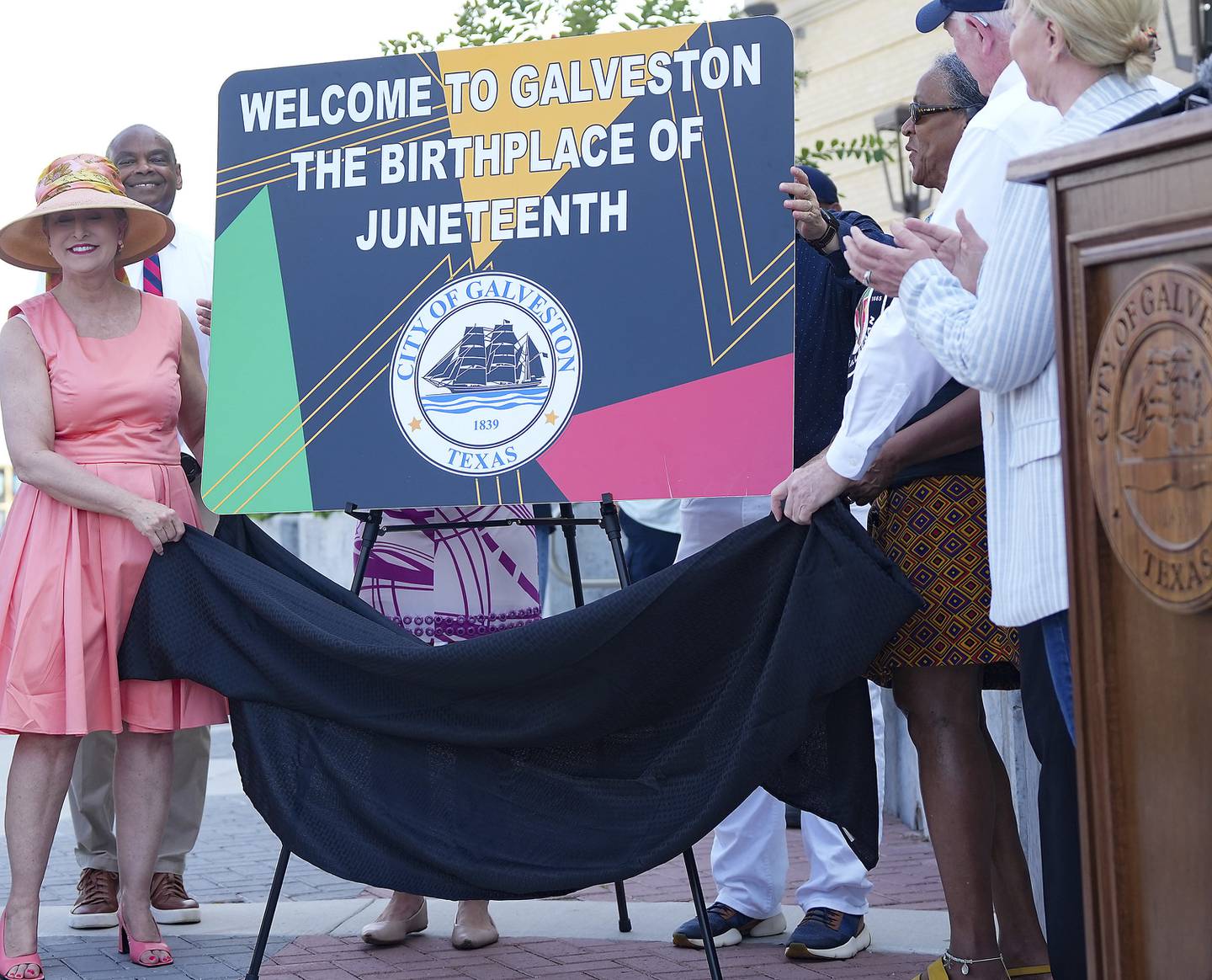 Medlemmer av bystyret i Galveston avduker et nytt skilt som skal settes opp på motorveien for å markere at øya er fødestedet for Juneteenth.