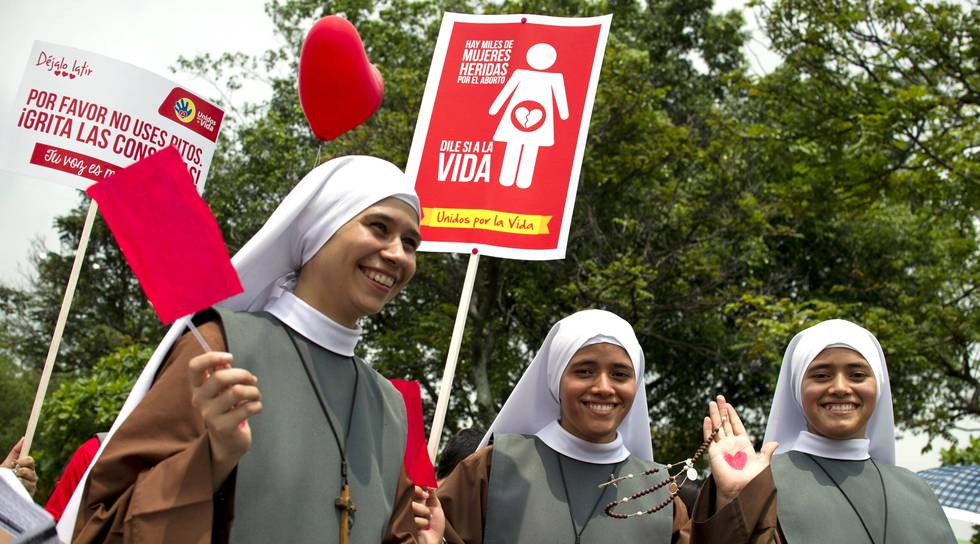 Mot abort: Nonner deltar i en nasjonal marsj mot abort i Colombia i 2014. De ønsker å endre lovgivingen som tillater abort i flere tilfeller. FOTO: LUIS ROBAYO/NTB SCANPIX