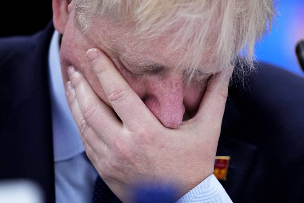 Flere og flere av Johnsons allierte sier de ikke lenger har tillit til den britiske statsministeren og trekker seg fra sine stillinger. Foto: Bernat Armangue / AP / NTB