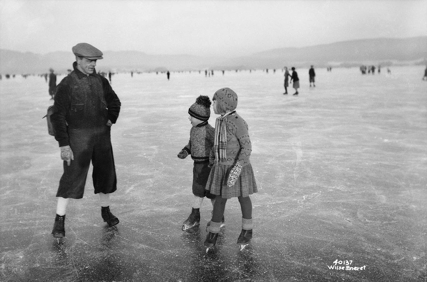 Barn på skøyteisen i 1933.