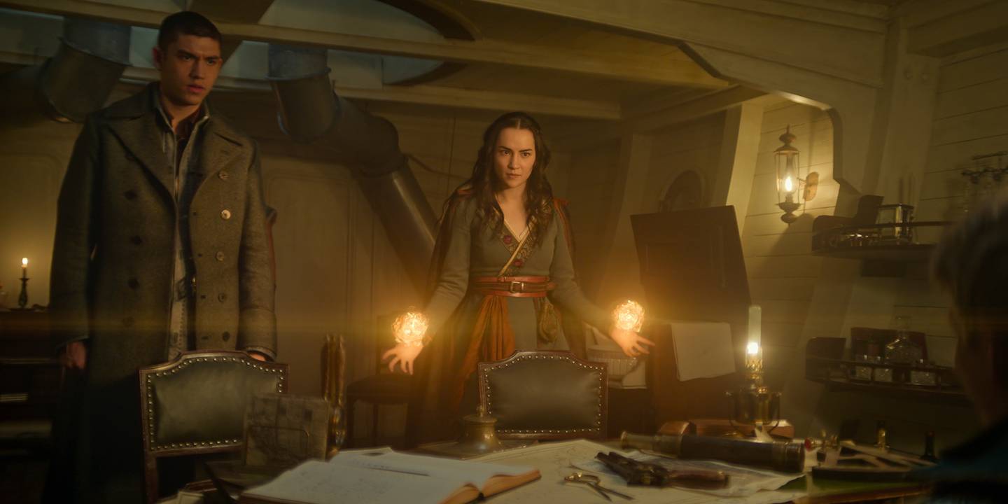 Alina (Jessie Mei Li) og Mal (Archie Renaux) er ute på reise og leit etter mytiske skapninger i fortsettelsen av fantasy-suksessen «Shadow and Bone» på Netflix.