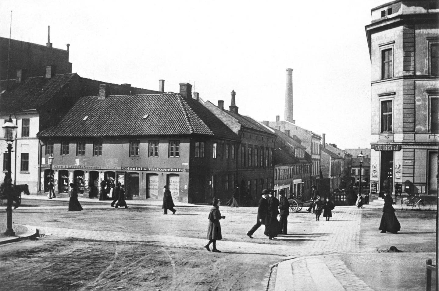 Teatergata har navn etter Strømbergs teater som ble oppretta i 1827. Maltheby til høyre. Bildet er fra 1900. Foto: Ukjent person/Oslo Museum.