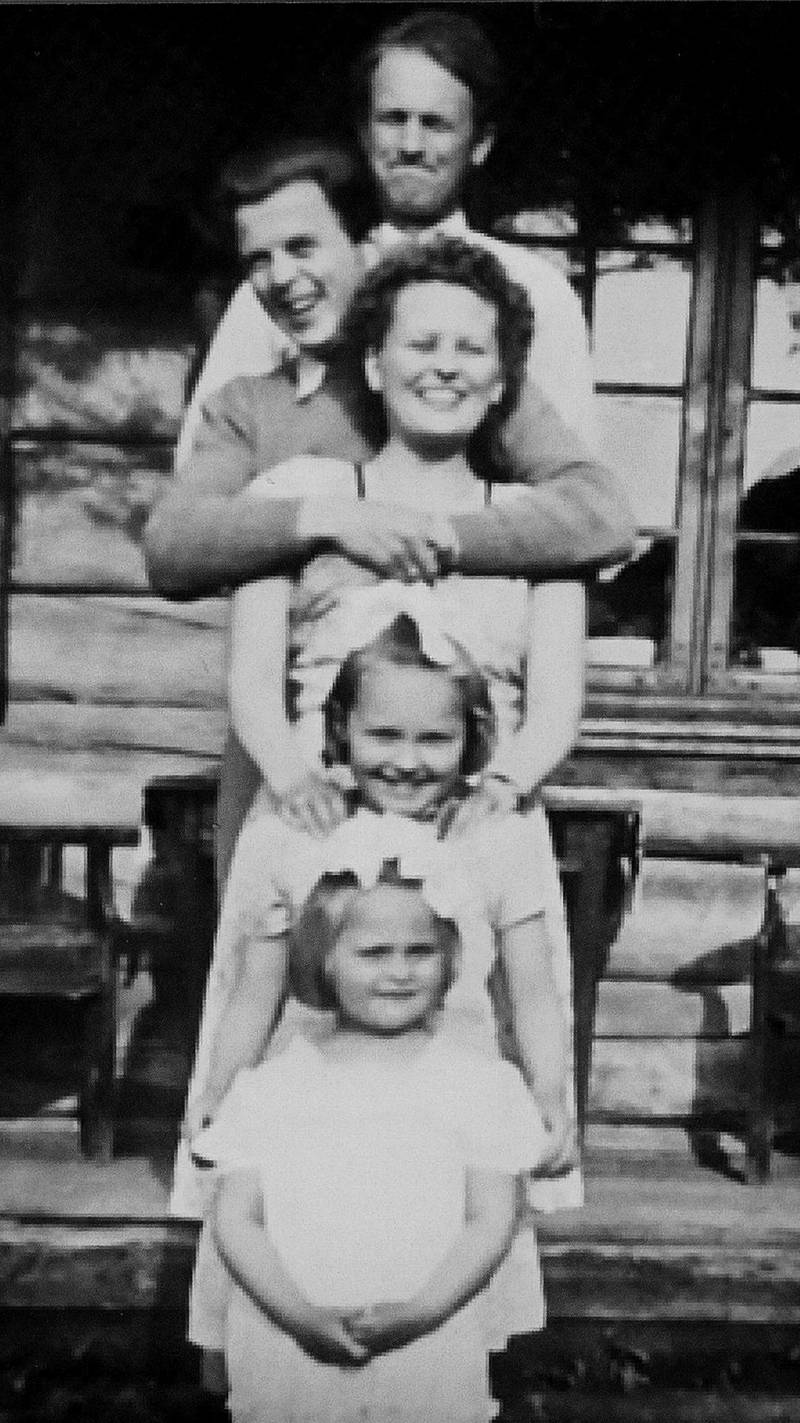 Familie: Reidun Aass Olsen ca. 20 år (midten), foran mannen Kjell og storebroren (bakerst). De to jentene foran er hun tante til. 