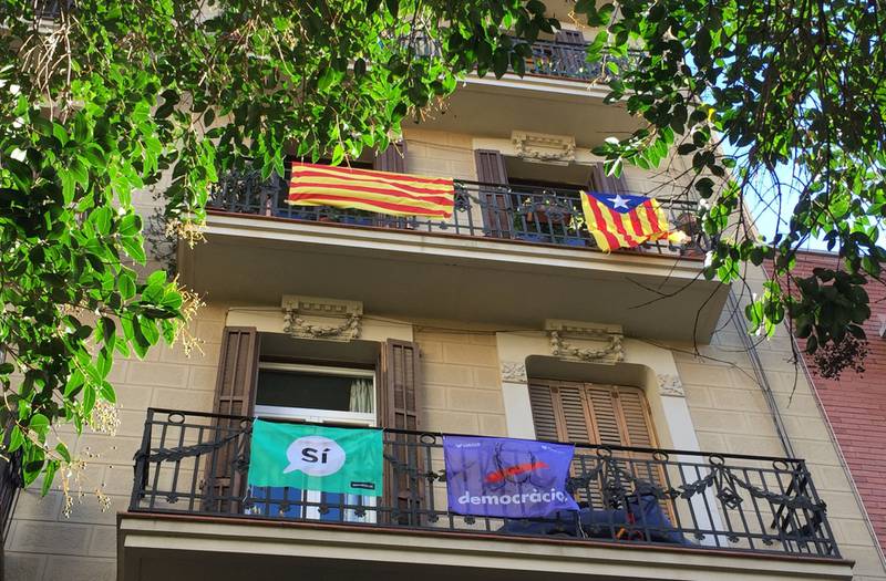 Den politiske striden om Catalonia er synlig på vegger og balkonger i Barcelonas gater. 