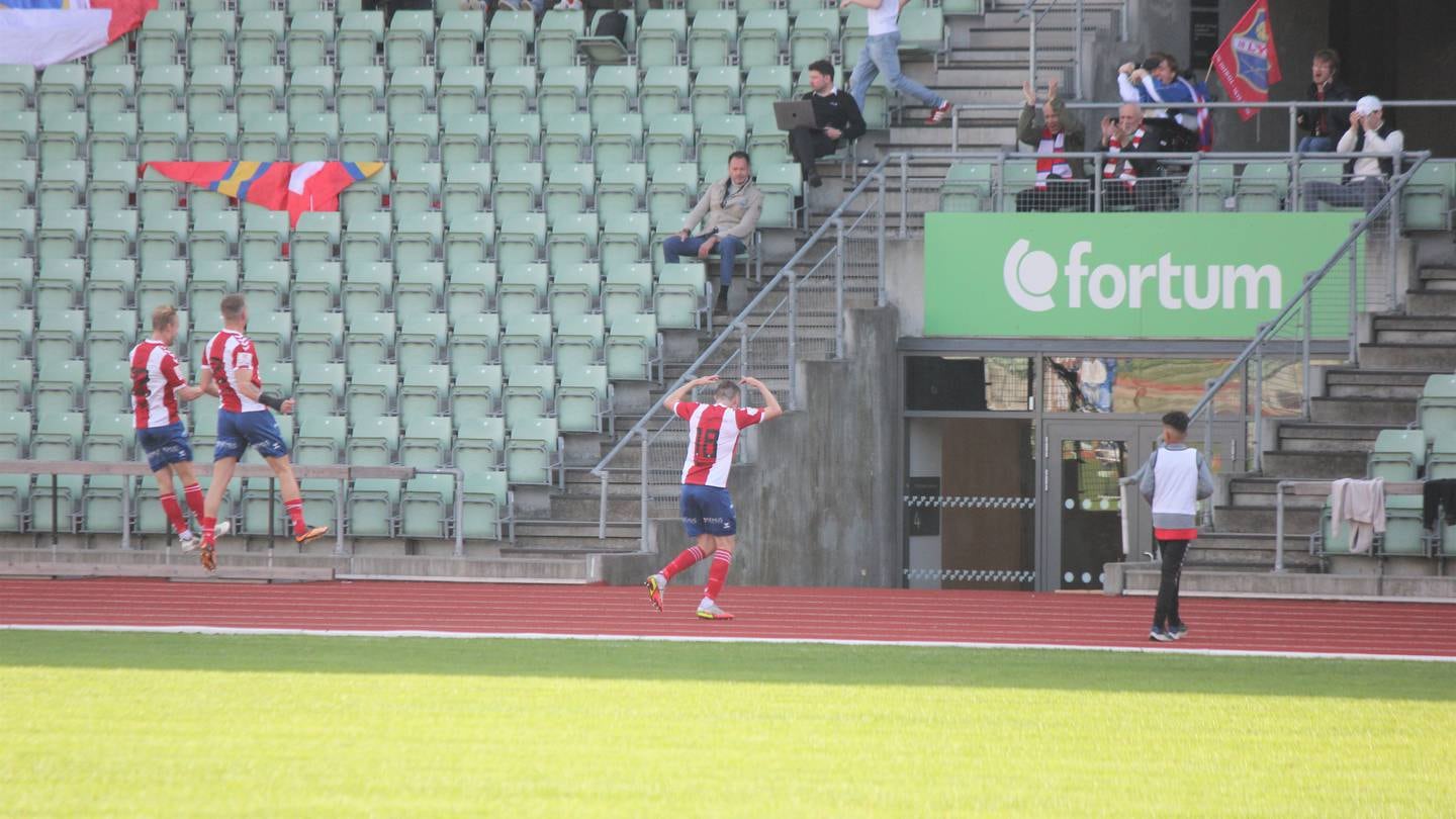 Herman Solberg Nilsen og lagkameratene jubler sammen med Lyn-fansen for 1-1-scoringen.