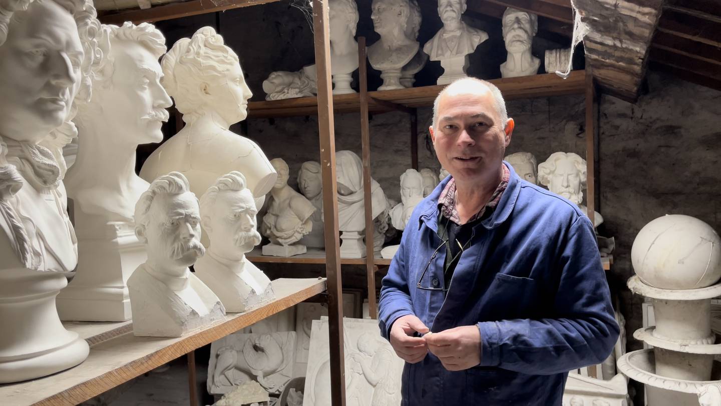 Fransk-kanadiske Eric Nadeau overtok Atelier Lorenzi for få år siden. Stadig oppdager han statuer og former i samlingen som han ikke visste fantes. Rett før Dagsavisen besøkte ham, fant han en fra 1765.
