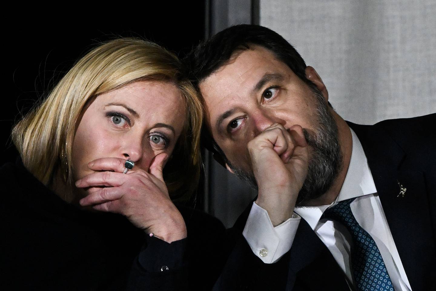 Italias statsminister Giorgia Meloni og visestatsminister Matteo Salvini under en pressekonferanse i nærtenten av stedet der minst 76 migranter mistet livet i et forlis i slutten av februar.