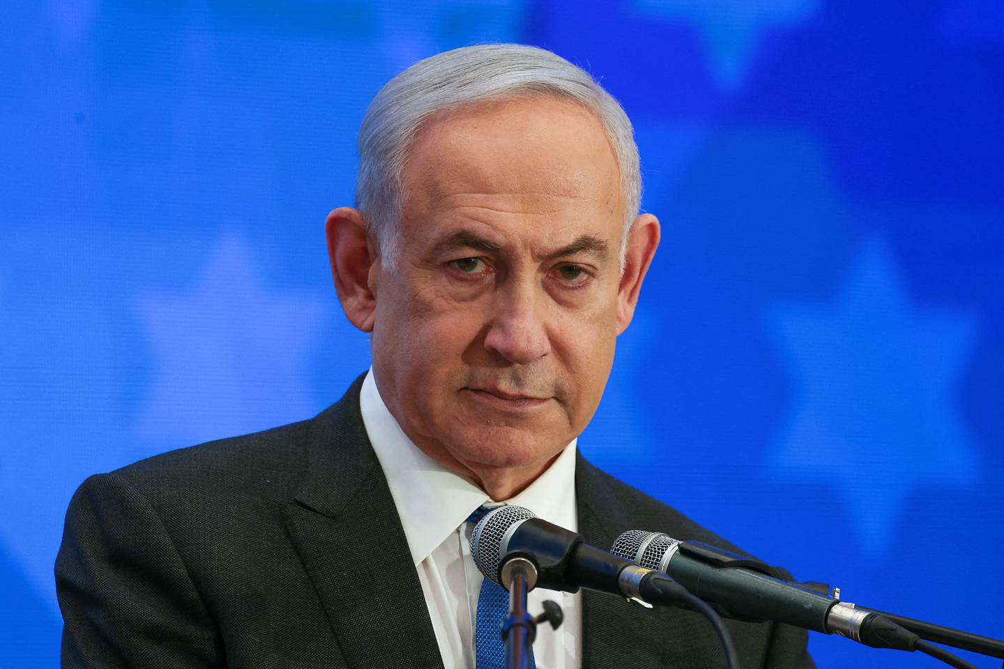 Statsminister Benjamin Netanyahu spiller svært høyt, skriver Lars West Johnsen.