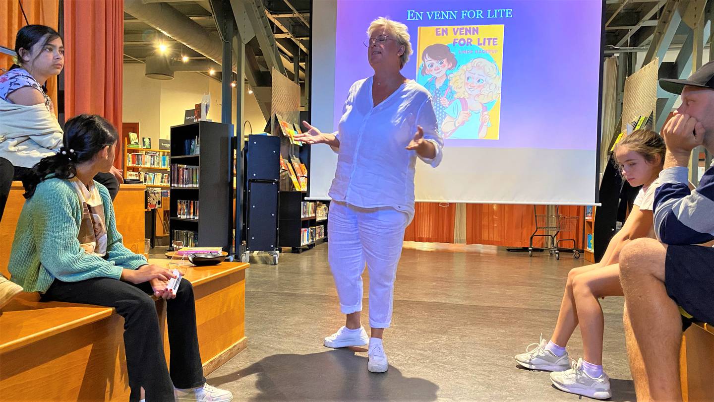 Forfatter Linde Hagerup leser for 5. klassinger fra Cicignon skole fra boka «En venn for lite» på Fredrikstad bibliotek, som en del av skoleprogrammet under litteraturfestivalen Ord i Grenseland.