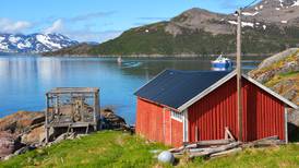 På et knøttlite sted på ei øy i Finnmark bor sju nordmenn. Og 50 flyktninger.