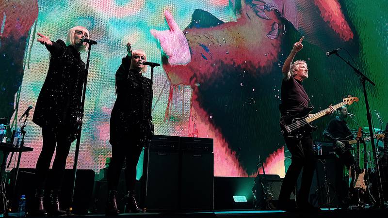 Roger Waters og Lucius-duoen i Telenor Arena 14. august 2018.