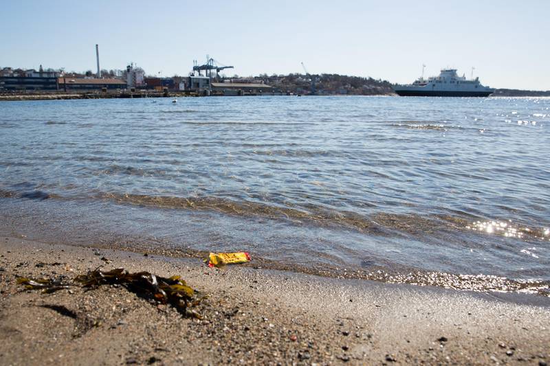Sjøbadet er den mest populære stranda i Moss og blir regelmessig ryddet. Det var lite søppel å se der da vi tok turen mandag 15. april, med unntak av noen små plastbiter i sanda og dette sjokoladepapiret som fløt i vannet.