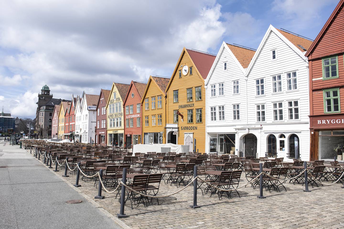 Uteserveringene på Bryggen i Bergen er stengt pga koronarestriksjoner. 
Foto: Marit Hommedal / NTB