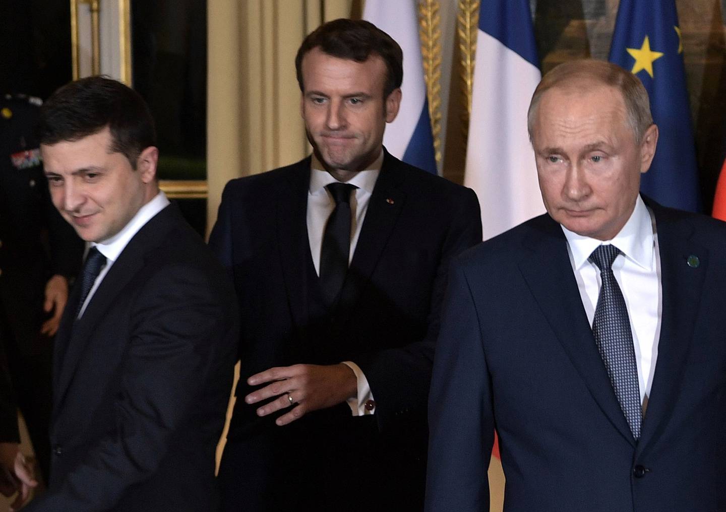 Ukrainas president Volodymyr Zelenskyj (t.v.) og Russlands president Vladimir Putin (t.h.) har kun møttes én gang - i Paris i 2019. Frankrikes president Emmanuel Macron ses i midten.