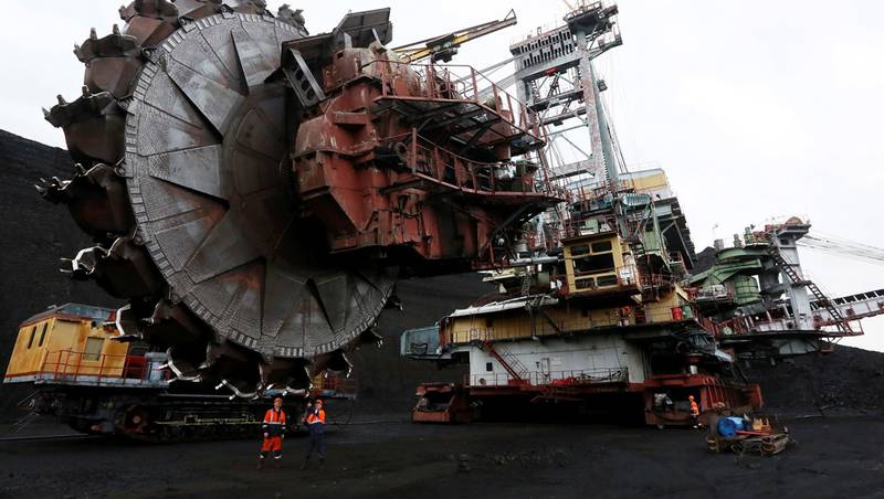 Slike enorme maskiner, som brukes blant annet i Sibir, bidrar til den enorme og svært ødeleggende kullproduksjonen som Norge ikke lenger vil være en del av. FOTO: NTB SCANPIX