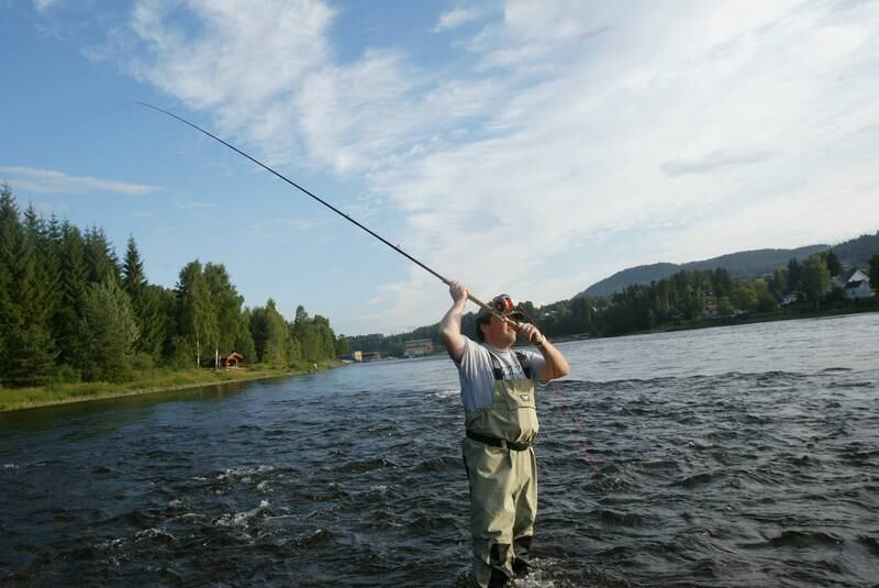 Laksefisker Bjørn Erik Knutsen fra Kongsberg med to hånds fluestang i Drammenselva i 2002. FOTO: NTB SCANPIX