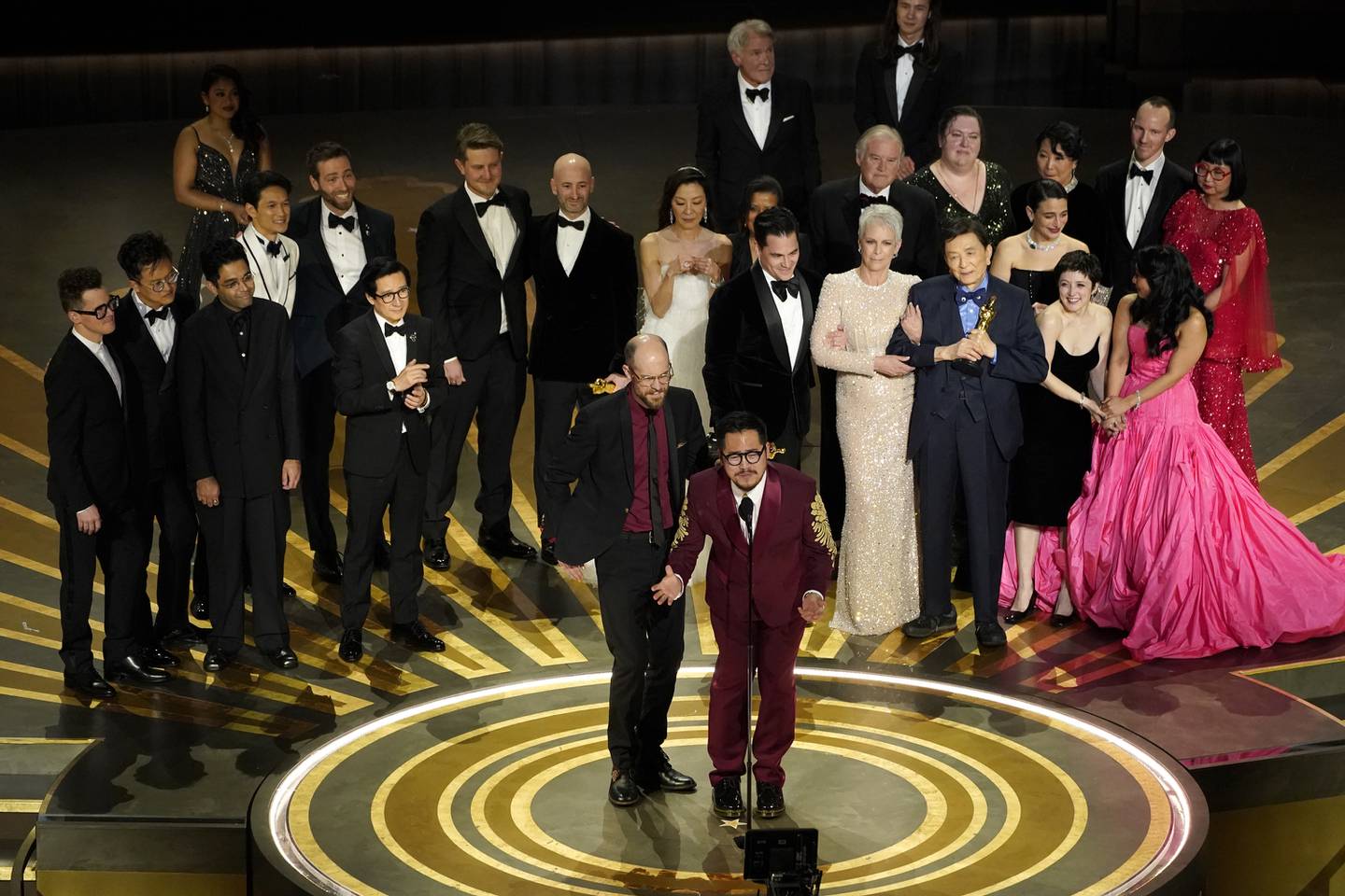 Folkene bak «Everything Everywhere all at Once» ble belønnet med sju priser under nattens Oscar-utdeling, blant dem for beste film, beste regi og beste originalmanus. Foto: Chris Pizzello / AP / NTB