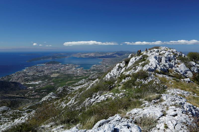 Via Dinarica går blant annet gjennom Mosorfjellene i Kroatia. I bakgrunnen kan du se feriebyen Split. FOTO: VIA DINARICA ALLIANCE/VIA-DINARICA.ORG