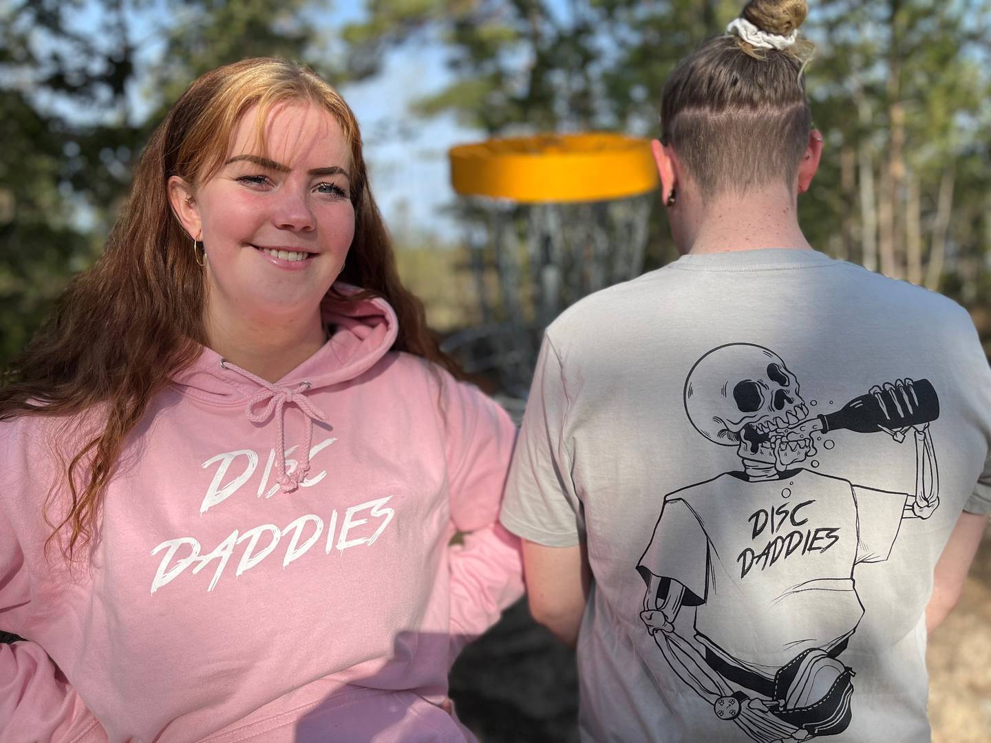 Vennegjengen som Anette Jørgensen og Ole Andreas Skaara spiller frisbeegolf sammen med kaller seg «Disc Daddies» og er på egne klesplagg og på Instagram.