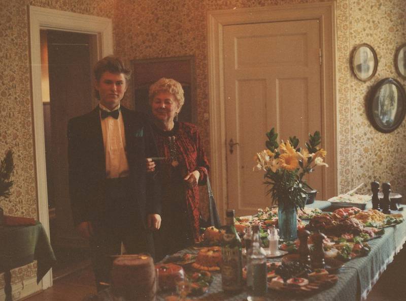 PYNTET TIL MIDDAG: Cirka 1985. Mormor og jeg i spisestuen før et festmåltid.