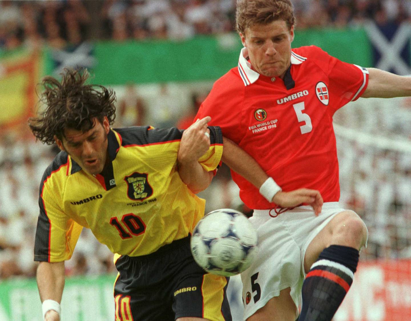Stig Inge Bjørnebye i aksjon mot Darren Jackson under VM-kampen mot Skottland i 1998.