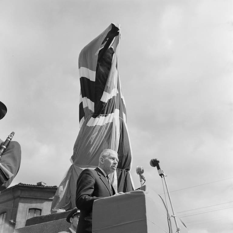 Per Palle Storm ved avdukinga av skulpturen «Arbeiderbevegelsens pioner», eller Pioneren, 18. mai 1958.