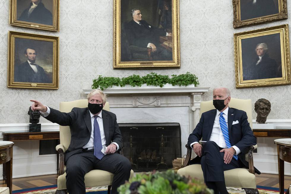 Statsminister Boris Johnson er helt avhengig av stor drahjelp blant annet fra USAs president Joe Biden foran klimatoppmøtet i Glasgow i høst. Her fra møtet mellom Johnson og Biden i Det hviter hus tirsdag.