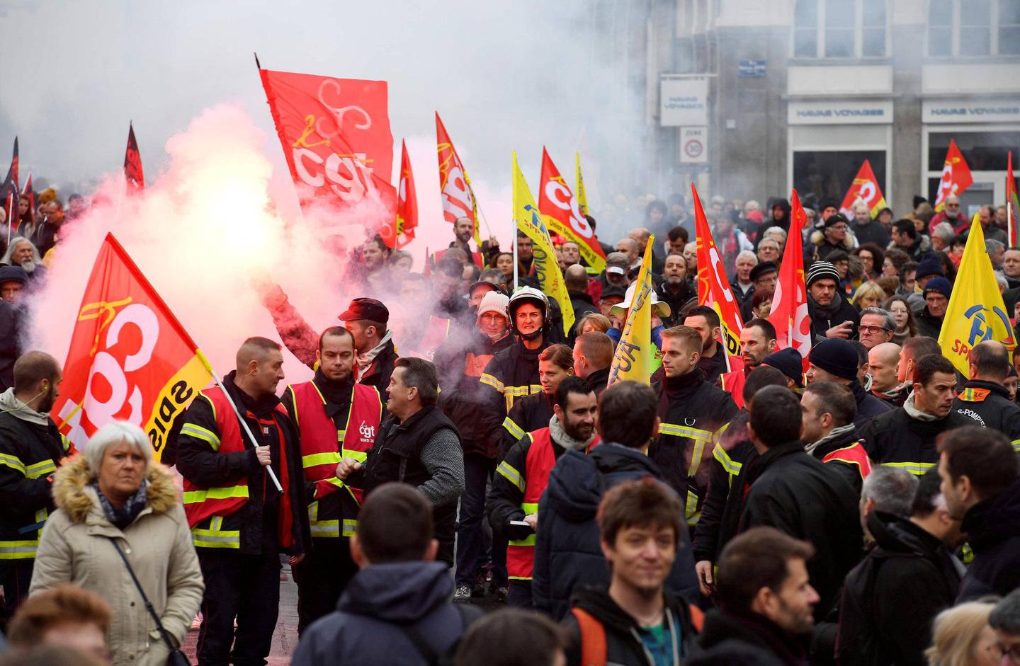 Brannmenn deltar i protestene i Rennes. Foto: NTB scanpix