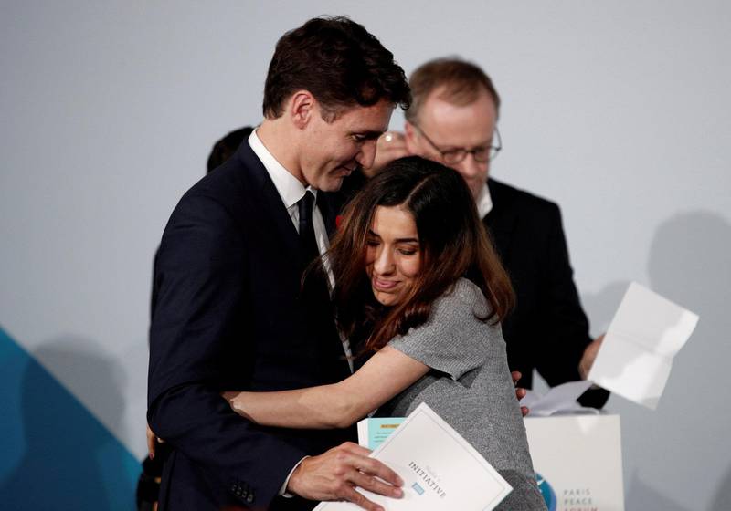 Canadas statsminister klemmer Nadia Murad etter at hun har holdt en tale på fredsforumet i Paris i forbindelse med 100 års markeringen av Første verdenskrig i Paris i november.