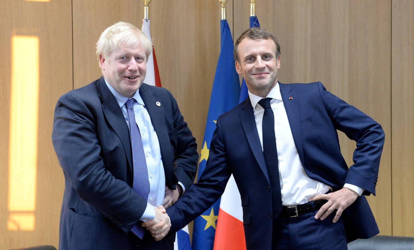 En fornøyd Boris Johnson i Brussel. Her med Frankrikes president Emmanuel Macron. FOTO: NTB SCANPIX