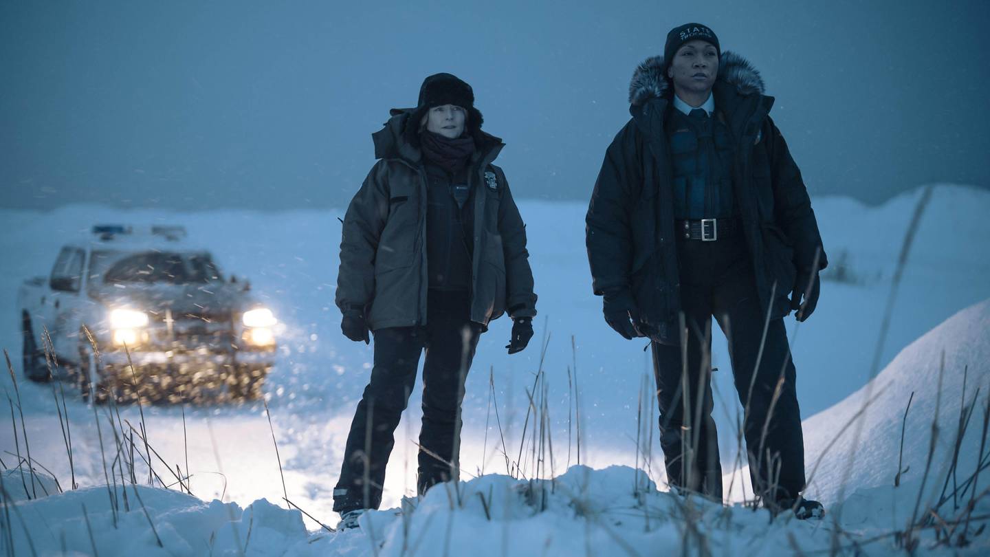 Jodie Foster som politisjefen og Kali Reis som etterforsker i nye «True Detective: Night Country», som er spilt inn på Island. Foto: Max
