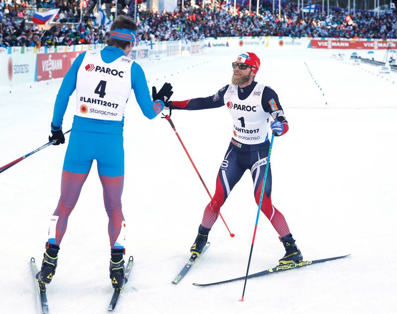 Martin Johnsrud Sundby sklir rett bort og gratulerer Sergej Ustjugov med gullet.