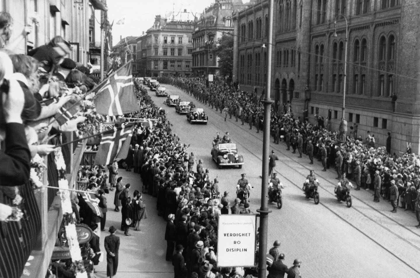 Kronprins Olav fikk en varm velkomst av jublende folkemasser i Oslo ved hjemkomsten den 13. mai 1945. 
Norge feiret frigjøringen etter fem år under tysk okkupasjon i maidagene 1945. Etter feiringen ventet rettsoppgjøret med forrædere og medløpere av den tyske okkupasjonsmakten, som inkluderte gjennomføring av dødsstraffen innført av regjeringen i 1941.