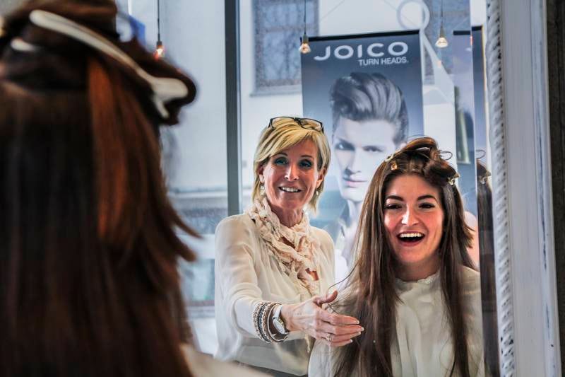 Karina Helgesen Aase klipper seg i moren Guros frisørsalong når hun er hjemme i Stavanger. Foto: Lasse Hansen