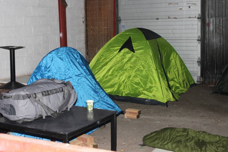 Ventenettene tilbringe i telt inne i en garasje på Tøyen. 