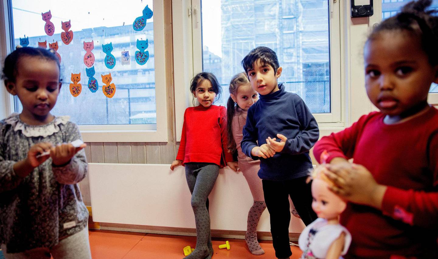 tøyen-barn: 14 ulike språk er representert i Sommerfryd barnehage. Men alle leker sammen på norsk. Sumaya (3) Lamar (5) Fariza (4) Yonus (4) og Zakia (3) går på storbarnsavdelingen Jordbær.
