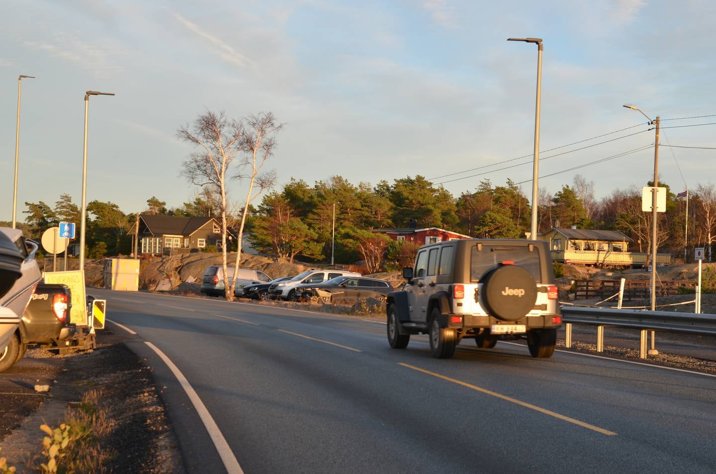 På den nye gang- og sykkelveien ved Stokken må myke trafikanter krysse fylkesveien 108 midt i en sving.