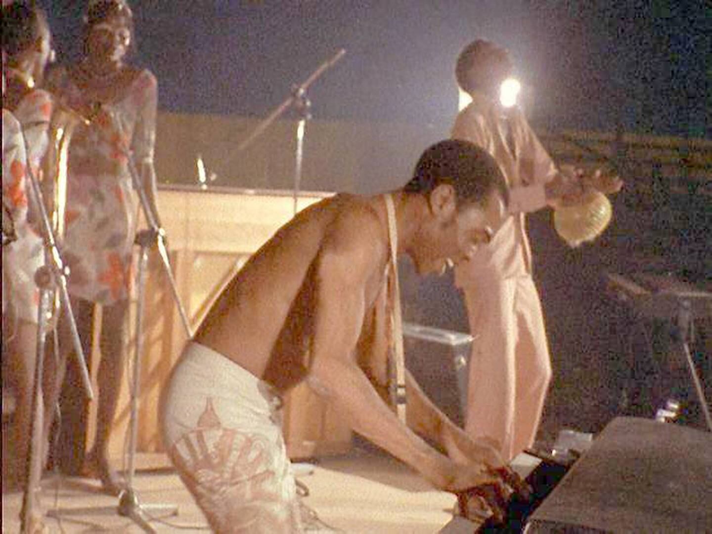 Fela Kuti i aksjon på scenen. Fra filmen «Finding Fela».