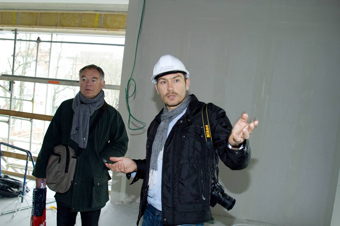 Roy Freddy Andersen (t.v) sammen med visesanger Lars Klevstrand, under byggingen av Litteraturhuset, november 2012.