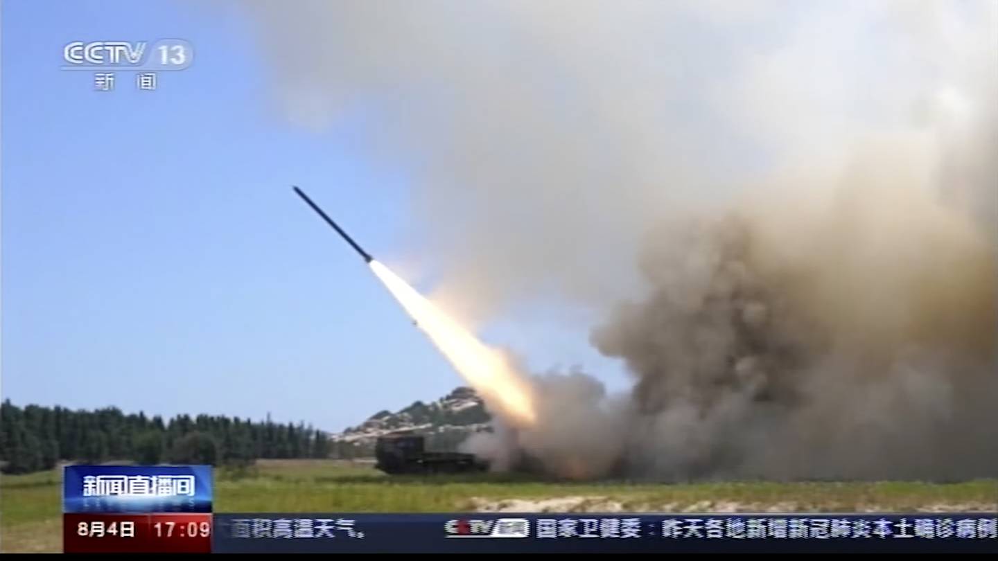 Dette bildet fra Kinas CCTV viser utskytingen av en rakett fra ukjent sted i Kina torsdag.