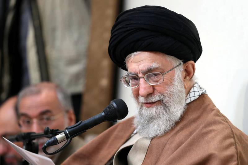 Ikke-valgte Ali Khamenei er den øverste lederen i Iran.